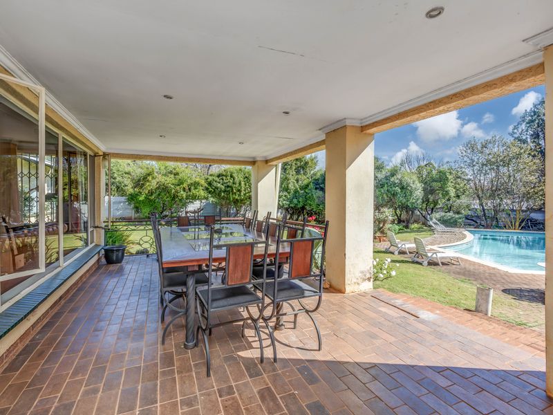 Northcliff Family Haven – 4 Beds, Pool, Cottage & Granny Flat on One Versatile Property - Photo 6