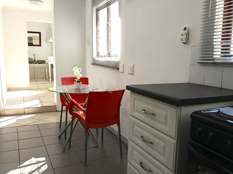 Charming One-Bedroom Garden Cottage in Quiet Meerensee - Photo 6
