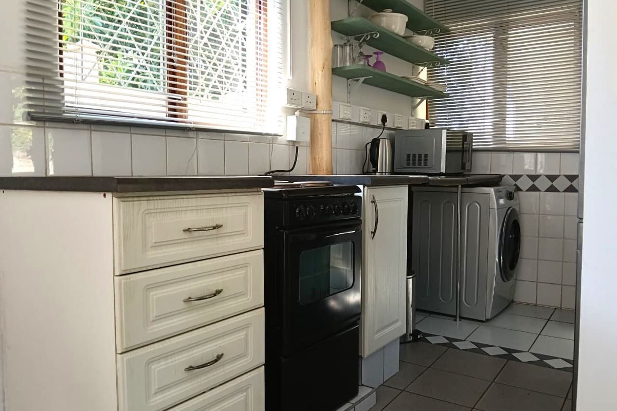 Charming One-Bedroom Garden Cottage in Quiet Meerensee - Photo 3