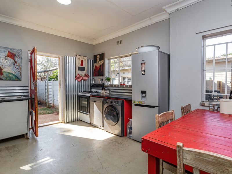 Charming Family Home with Flatlet in the Heart of Cullinan - Photo 3
