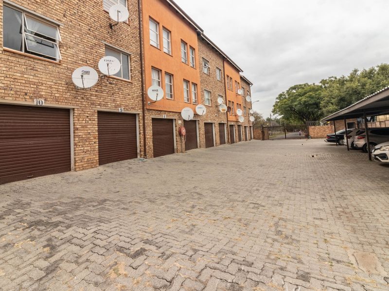 Lock-Up-and-Go Convenience in a Prime Location - Photo 1