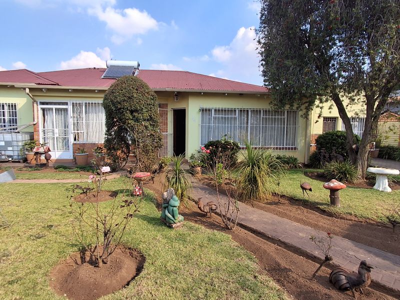 Entertainer's Dream with Pool, Lapa, Flatlet & Solar Convenience - Photo 1