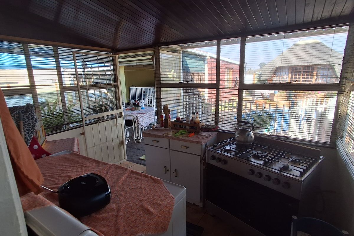 Entertainer's Dream with Pool, Lapa, Flatlet & Solar Convenience - Photo 4