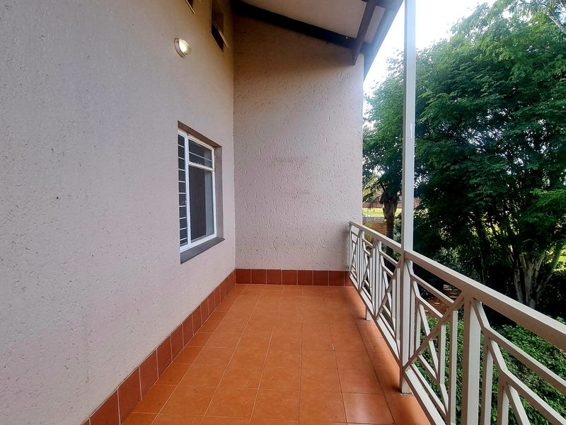 3 Bedroom Townhouse for Sale in Elarduspark - Photo 8