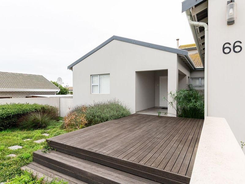 A home for the extended family with lagoon views and so much more - Photo 3
