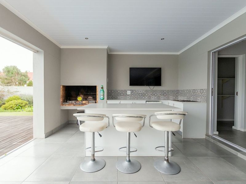 A home for the extended family with lagoon views and so much more - Photo 10