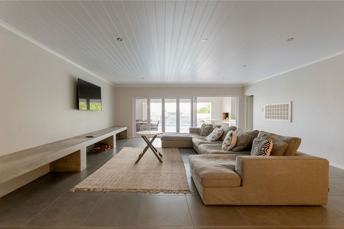 A home for the extended family with lagoon views and so much more - Photo 5