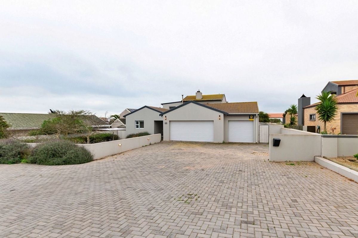 A home for the extended family with lagoon views and so much more - Photo 2