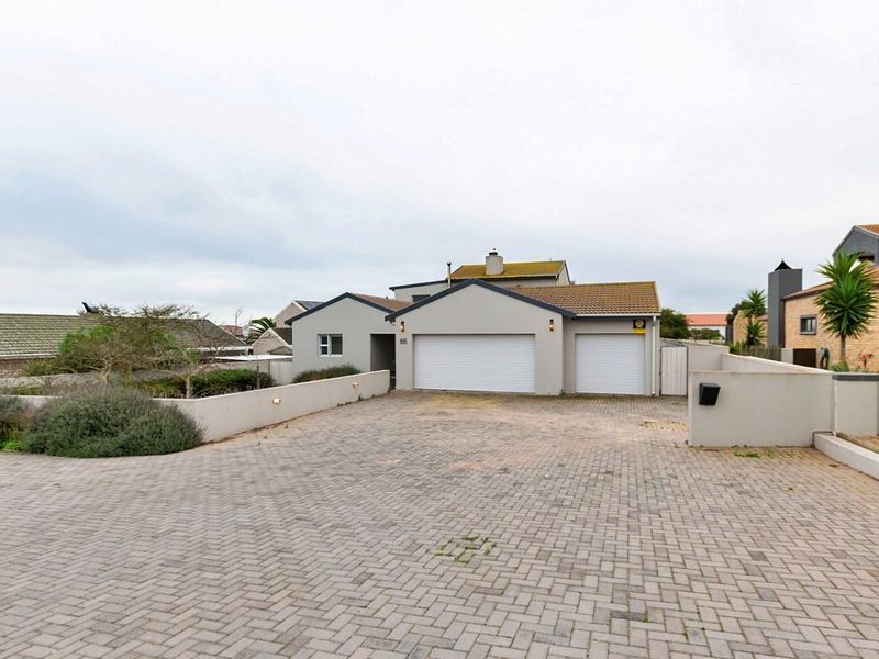 A home for the extended family with lagoon views and so much more - Photo 2