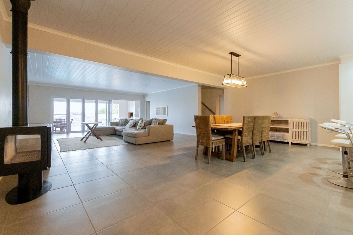 A home for the extended family with lagoon views and so much more - Photo 4