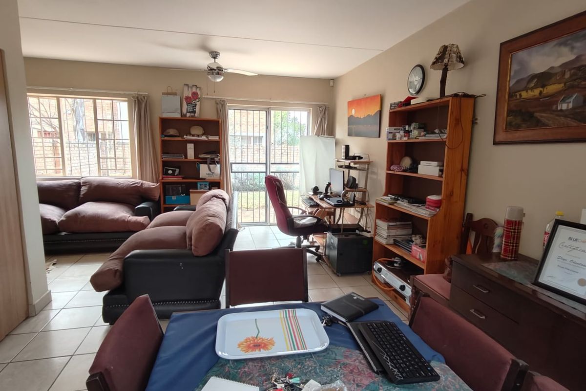 Corner Stand 2 Bedroom Townhouse in Prime Annlin Location - Photo 4