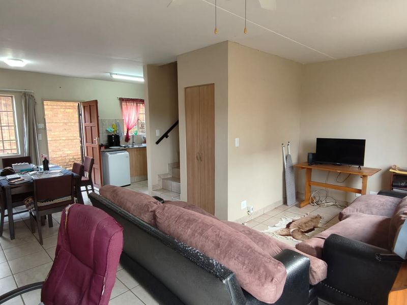 Corner Stand 2 Bedroom Townhouse in Prime Annlin Location - Photo 8