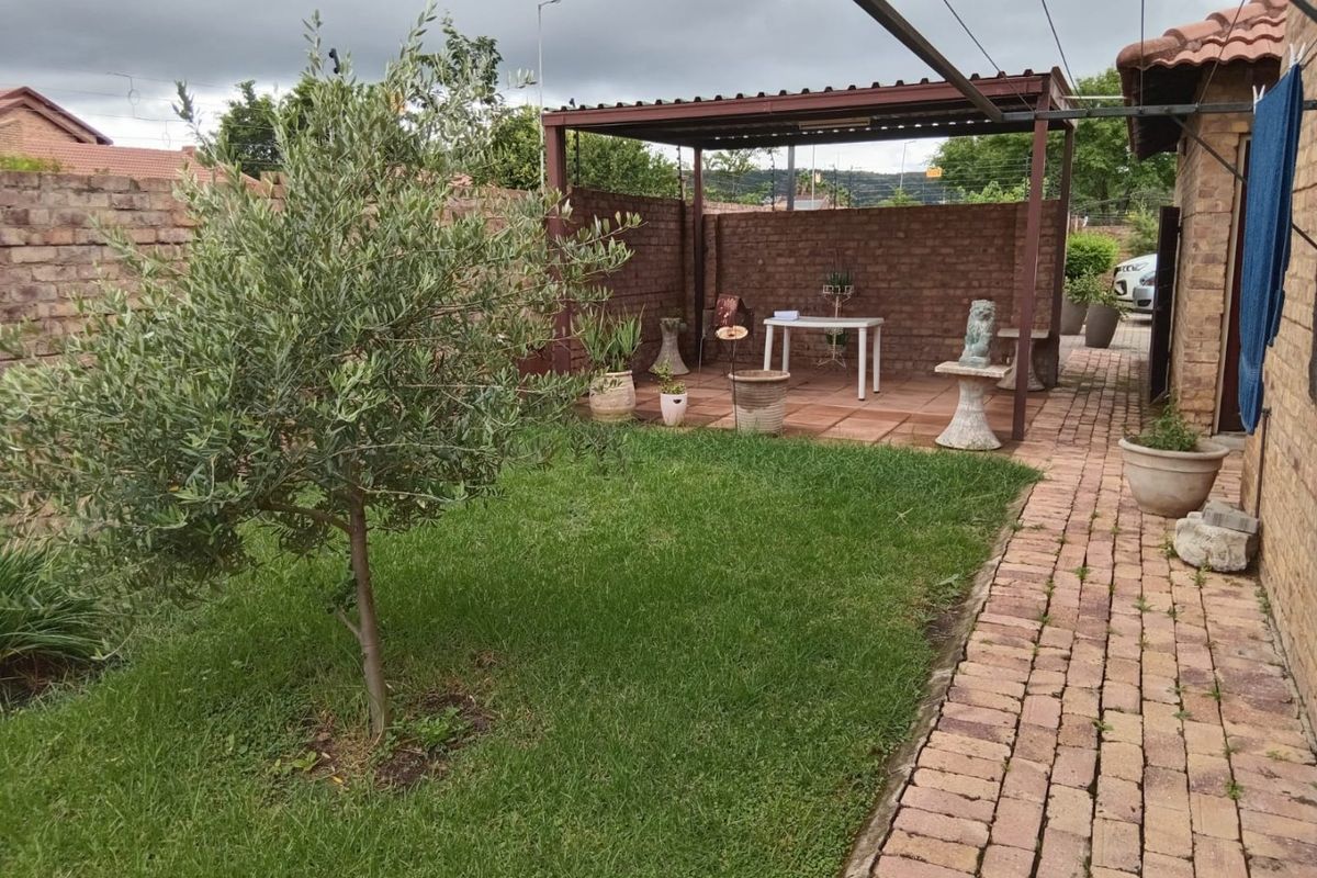 Corner Stand 2 Bedroom Townhouse in Prime Annlin Location - Photo 2