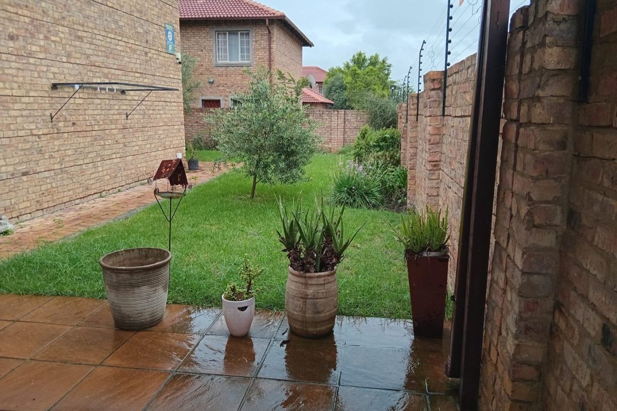 Corner Stand 2 Bedroom Townhouse in Prime Annlin Location - Photo 3