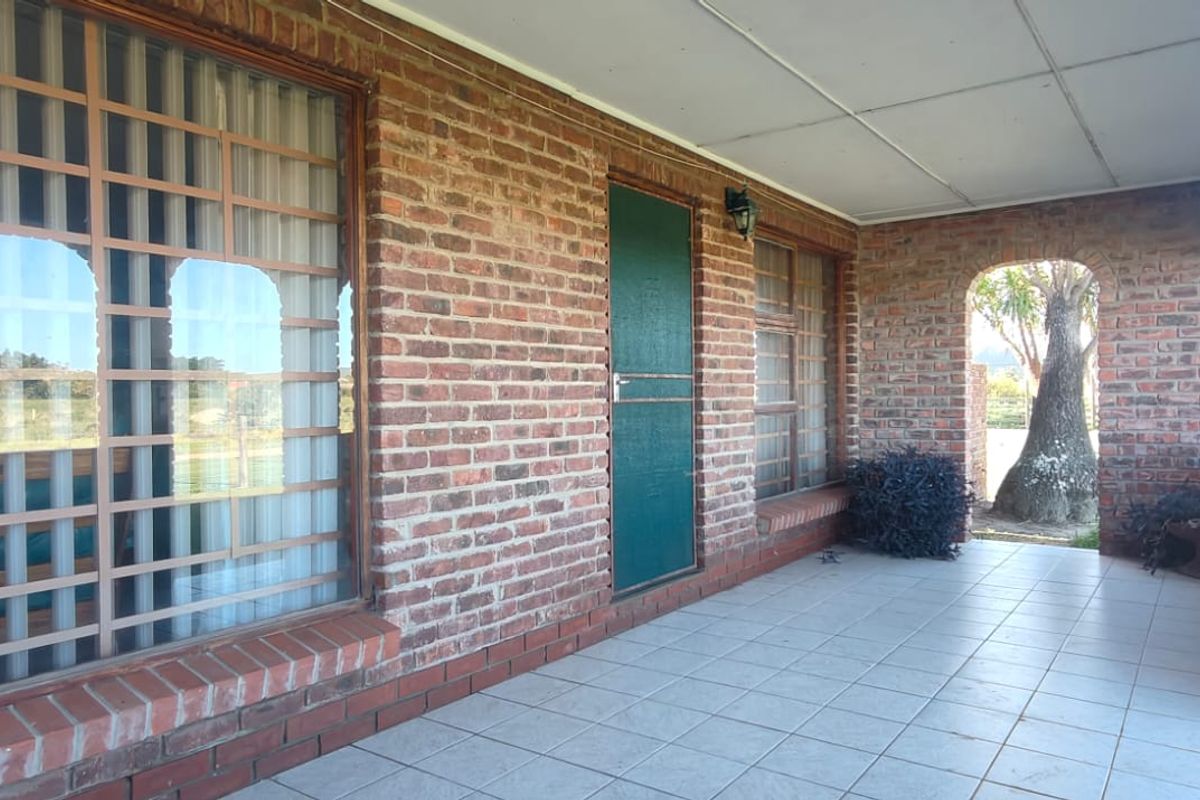 Spacious 3-Bedroom Family Home on a Large 1,193m2 Erf in Sought-After Colchester - Photo 2