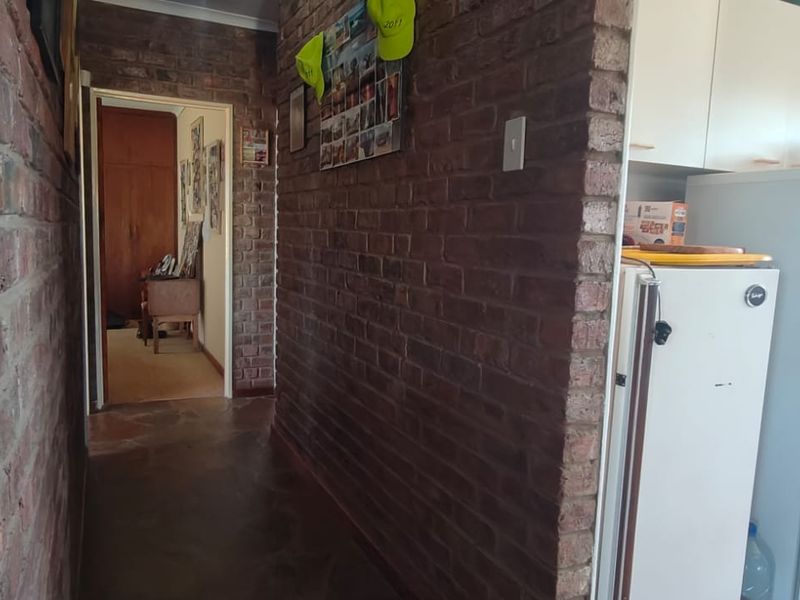 Spacious 3-Bedroom Family Home on a Large 1,193m2 Erf in Sought-After Colchester - Photo 7