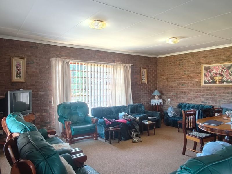 Spacious 3-Bedroom Family Home on a Large 1,193m2 Erf in Sought-After Colchester - Photo 3