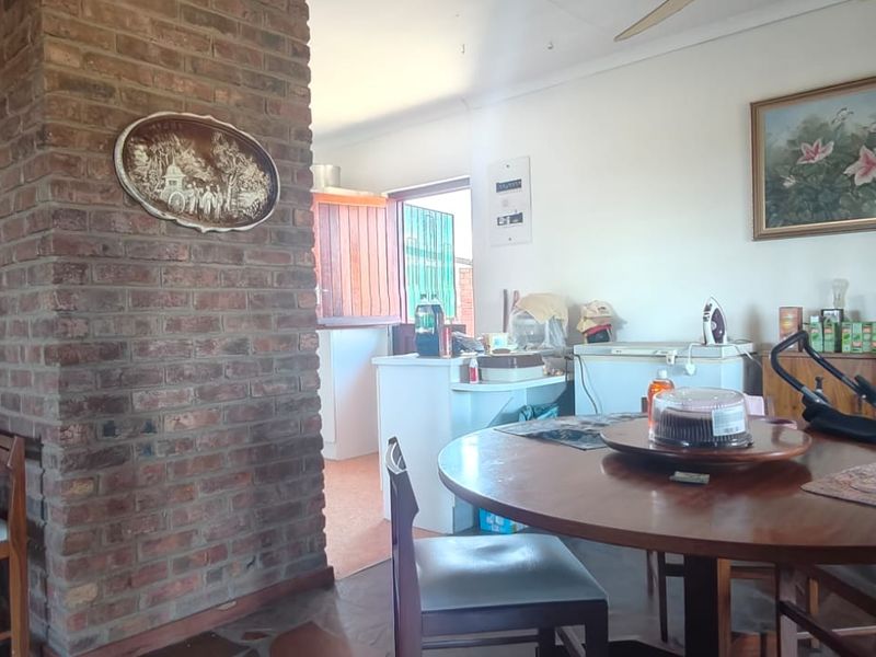 Spacious 3-Bedroom Family Home on a Large 1,193m2 Erf in Sought-After Colchester - Photo 5