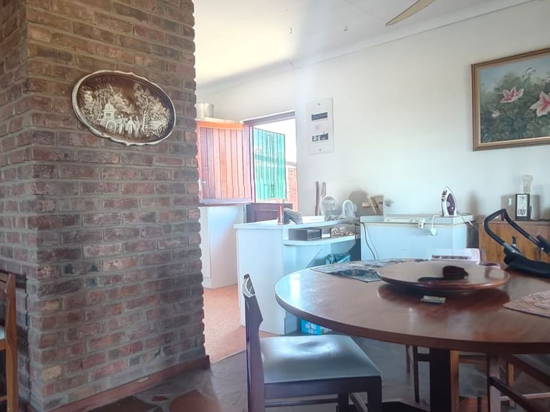 Spacious 3-Bedroom Family Home on a Large 1,193m2 Erf in Sought-After Colchester - Photo 5