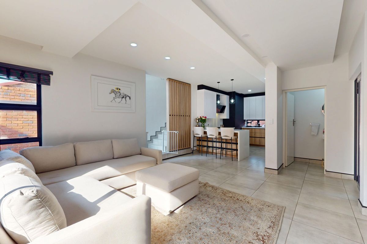 Luxury Living Redefined – Ultra-Modern Duplex in Prime Bartlett - Photo 4