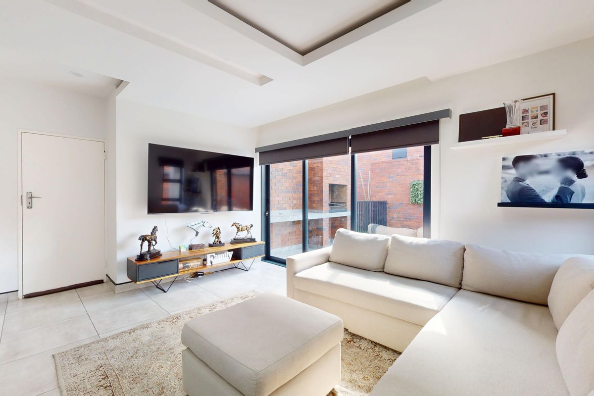 Luxury Living Redefined – Ultra-Modern Duplex in Prime Bartlett - Photo 2