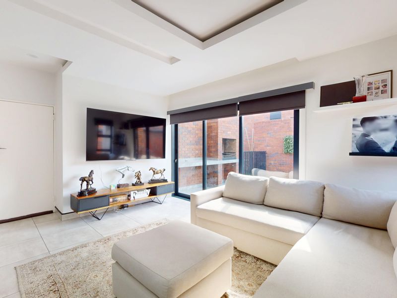Luxury Living Redefined – Ultra-Modern Duplex in Prime Bartlett - Photo 2