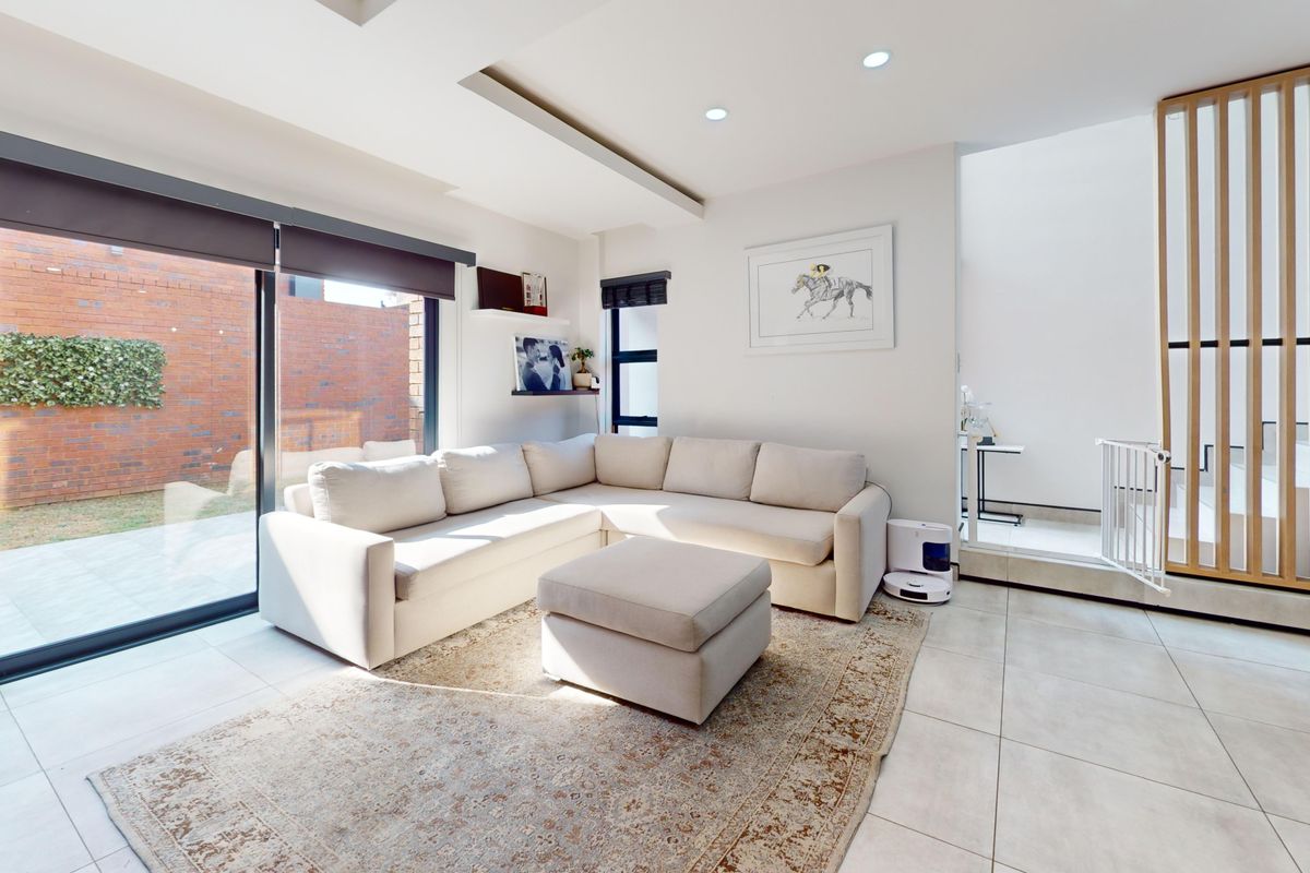 Luxury Living Redefined – Ultra-Modern Duplex in Prime Bartlett - Photo 3
