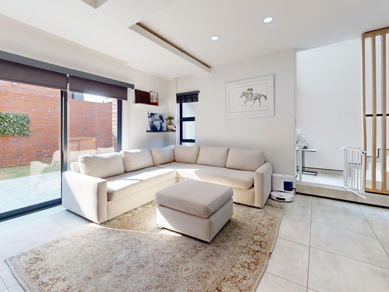 Luxury Living Redefined – Ultra-Modern Duplex in Prime Bartlett - Photo 3