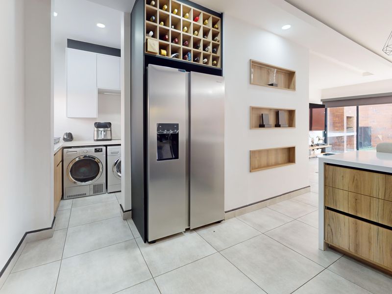 Luxury Living Redefined – Ultra-Modern Duplex in Prime Bartlett - Photo 8