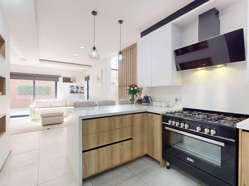 Luxury Living Redefined – Ultra-Modern Duplex in Prime Bartlett - Photo 7