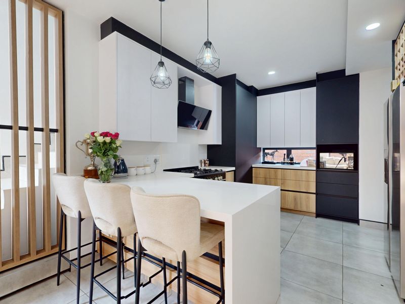 Luxury Living Redefined – Ultra-Modern Duplex in Prime Bartlett - Photo 6