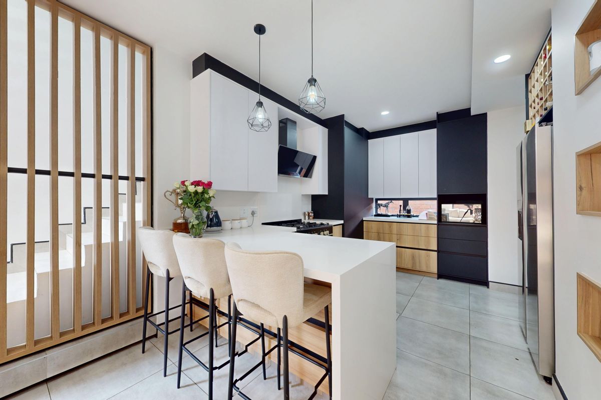 Luxury Living Redefined – Ultra-Modern Duplex in Prime Bartlett - Photo 5