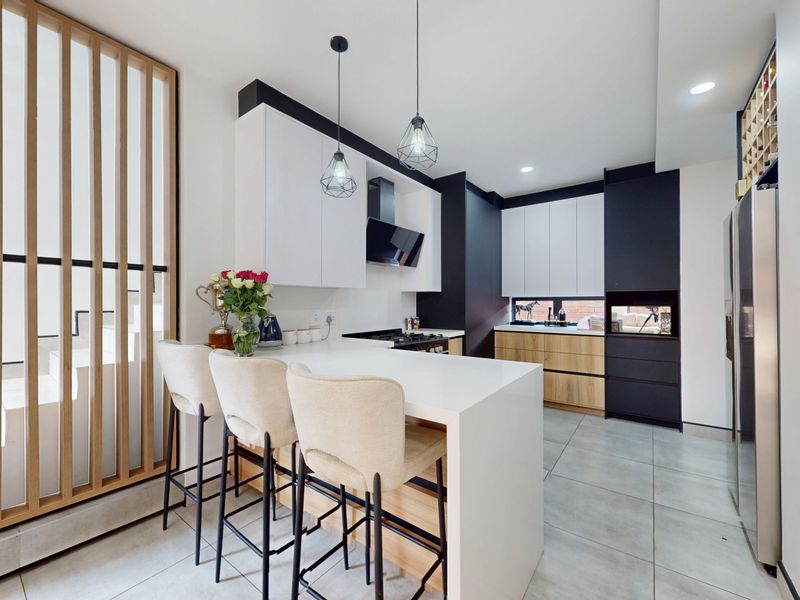 Luxury Living Redefined – Ultra-Modern Duplex in Prime Bartlett - Photo 5