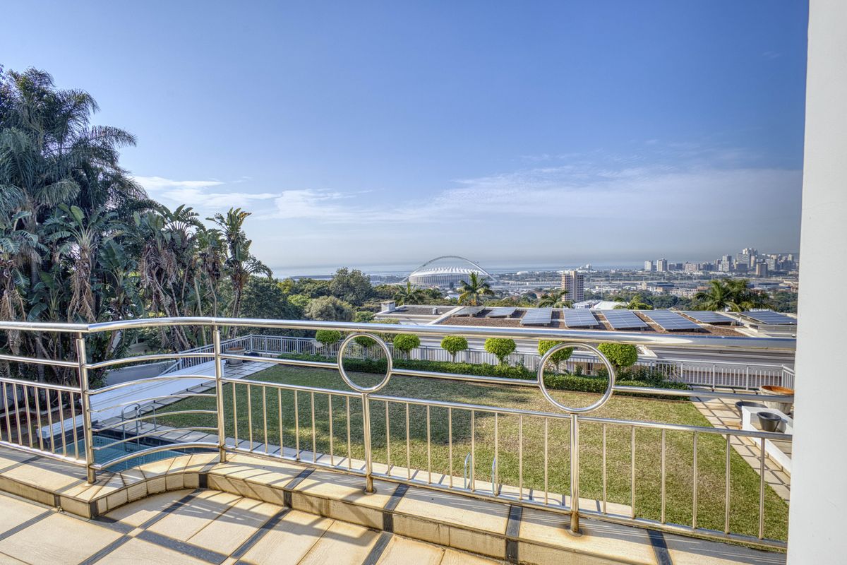 AN ICONIC RESIDENCE WITH COMMANDING OCEAN & CITY VIEWS - Photo 3