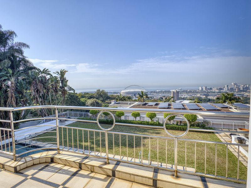 AN ICONIC RESIDENCE WITH COMMANDING OCEAN & CITY VIEWS - Photo 3