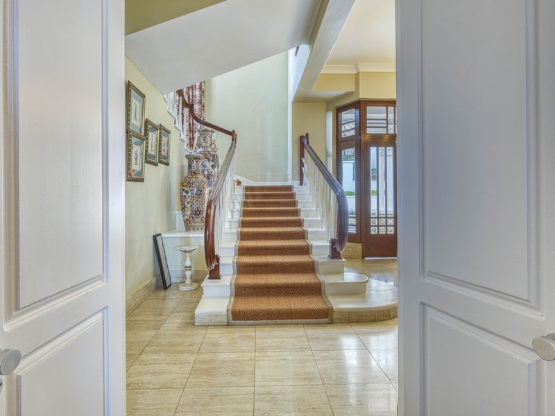 AN ICONIC RESIDENCE WITH COMMANDING OCEAN & CITY VIEWS - Photo 9