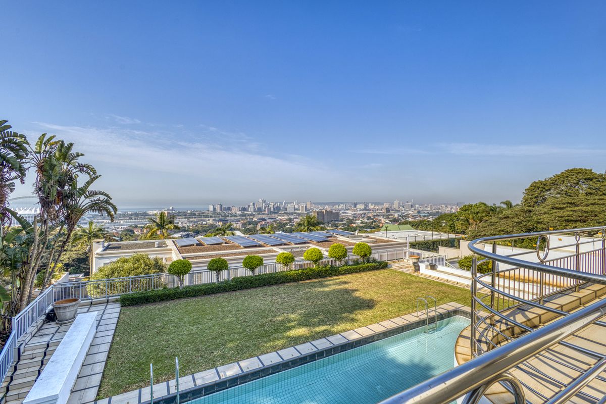 AN ICONIC RESIDENCE WITH COMMANDING OCEAN & CITY VIEWS - Photo 2