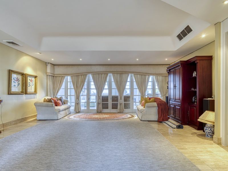 AN ICONIC RESIDENCE WITH COMMANDING OCEAN & CITY VIEWS - Photo 7