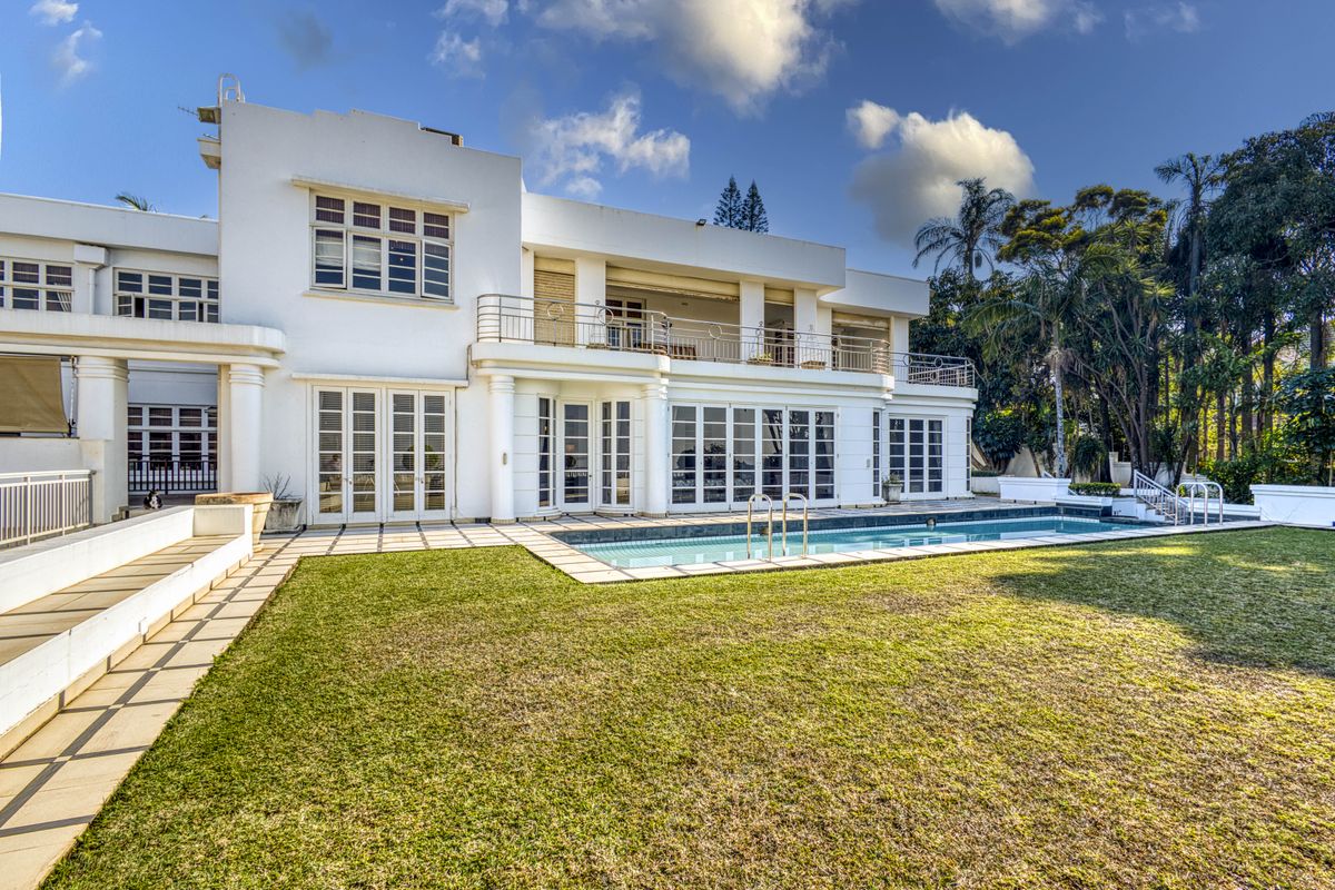 AN ICONIC RESIDENCE WITH COMMANDING OCEAN & CITY VIEWS - Photo 4