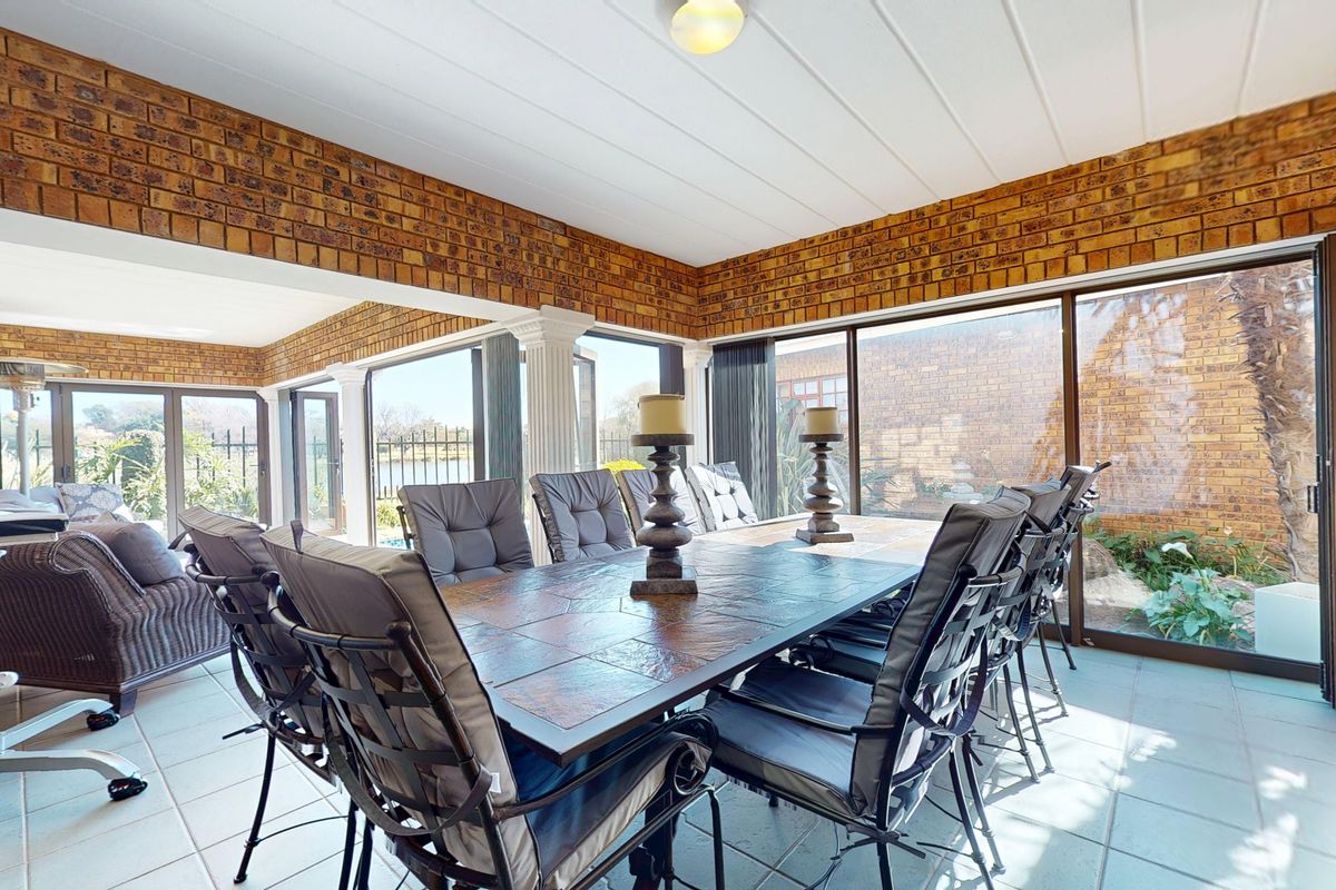 An Extraordinary 5 Bedroom Waterfront Mansion in Prestigious Blue Gill Estate - Photo 4
