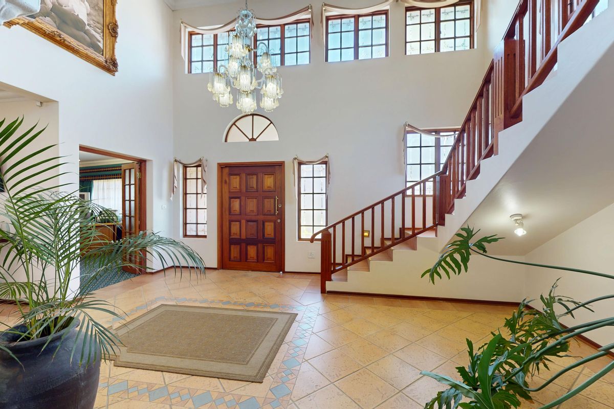 An Extraordinary 5 Bedroom Waterfront Mansion in Prestigious Blue Gill Estate - Photo 2