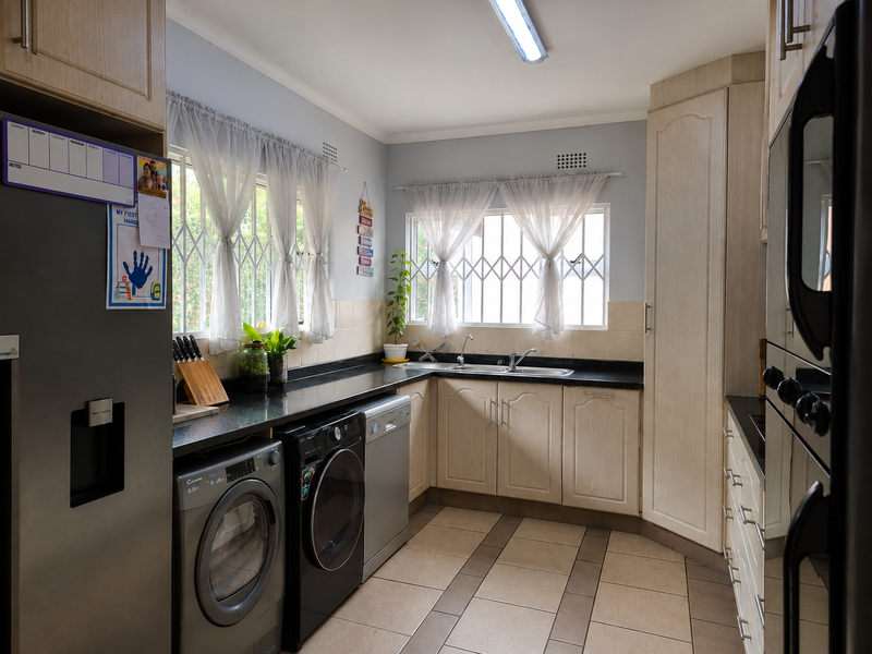 Family Home with All the Frills in Amanzimtoti - Photo 10