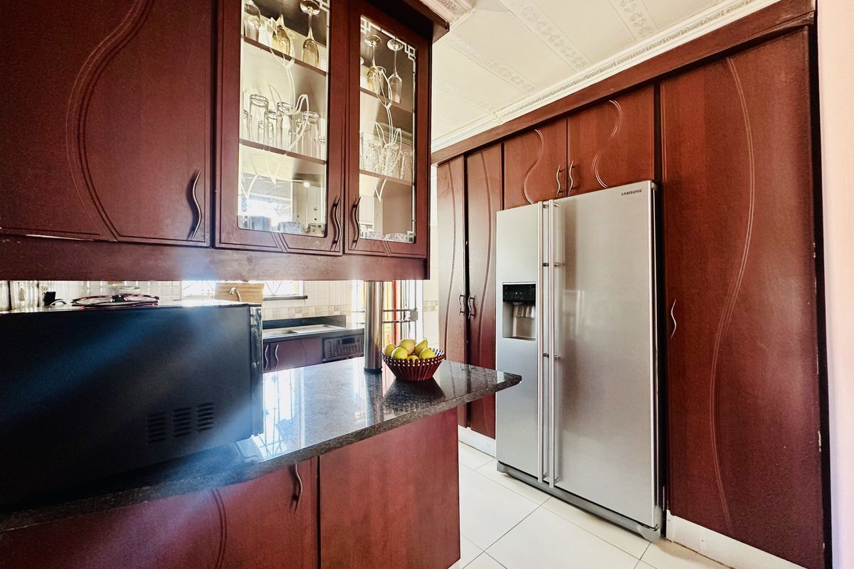 Comfortable Family Living in Leachville Ext 3, Brakpan - Photo 3