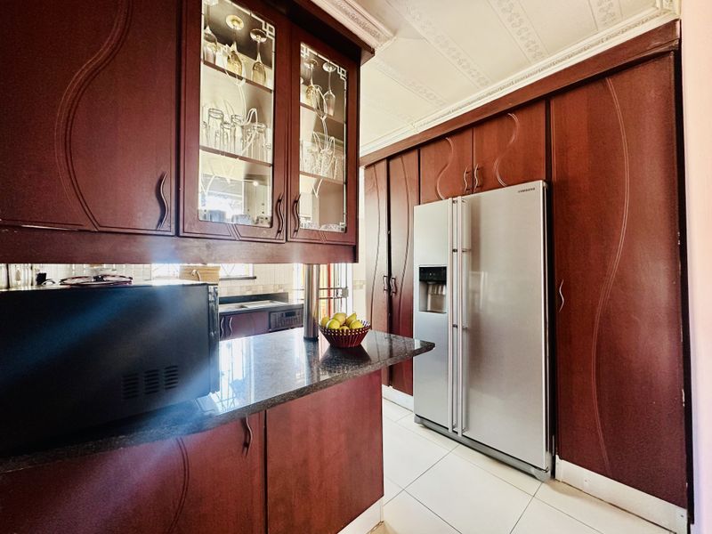 Comfortable Family Living in Leachville Ext 3, Brakpan - Photo 3