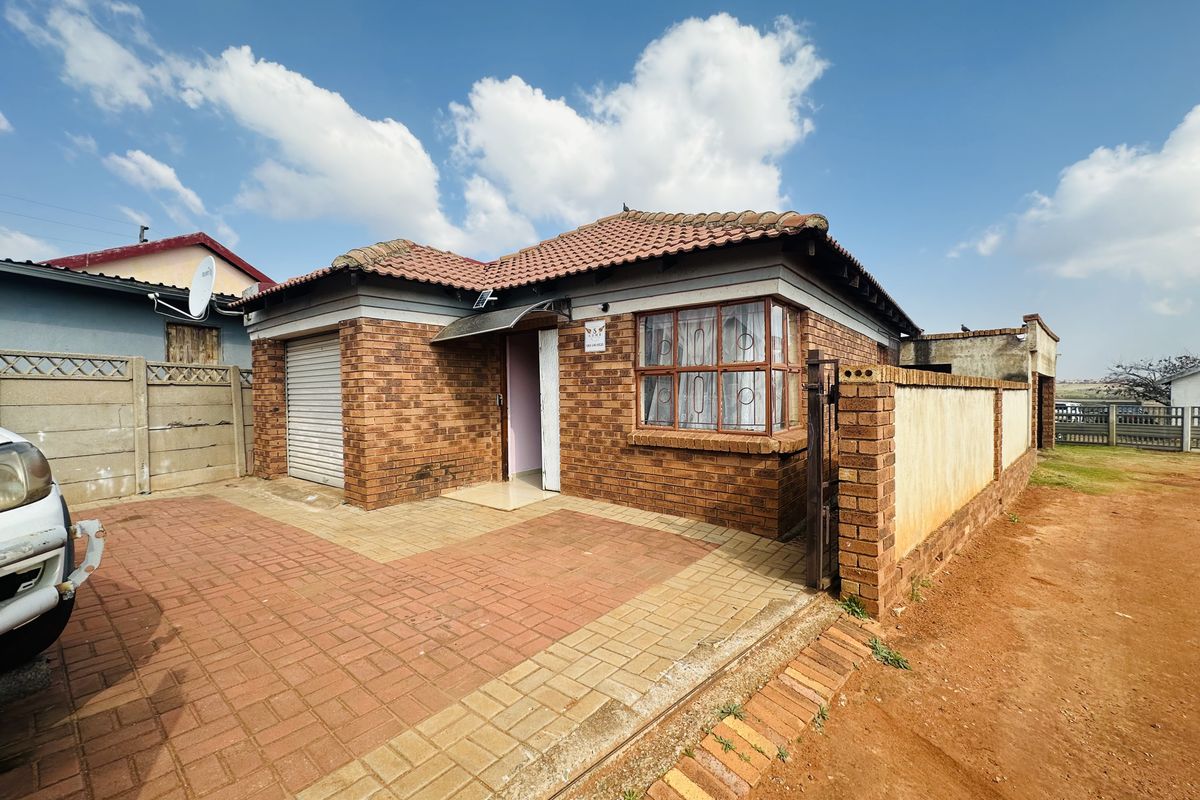 Comfortable Family Living in Leachville Ext 3, Brakpan - Photo 2