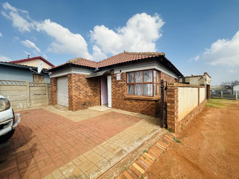 Comfortable Family Living in Leachville Ext 3, Brakpan - Photo 2