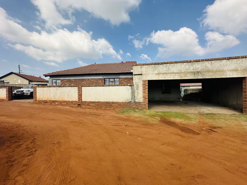 Comfortable Family Living in Leachville Ext 3, Brakpan - Photo 1