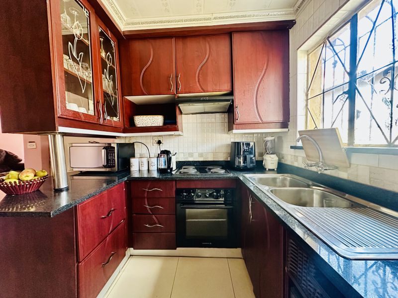 Comfortable Family Living in Leachville Ext 3, Brakpan - Photo 4