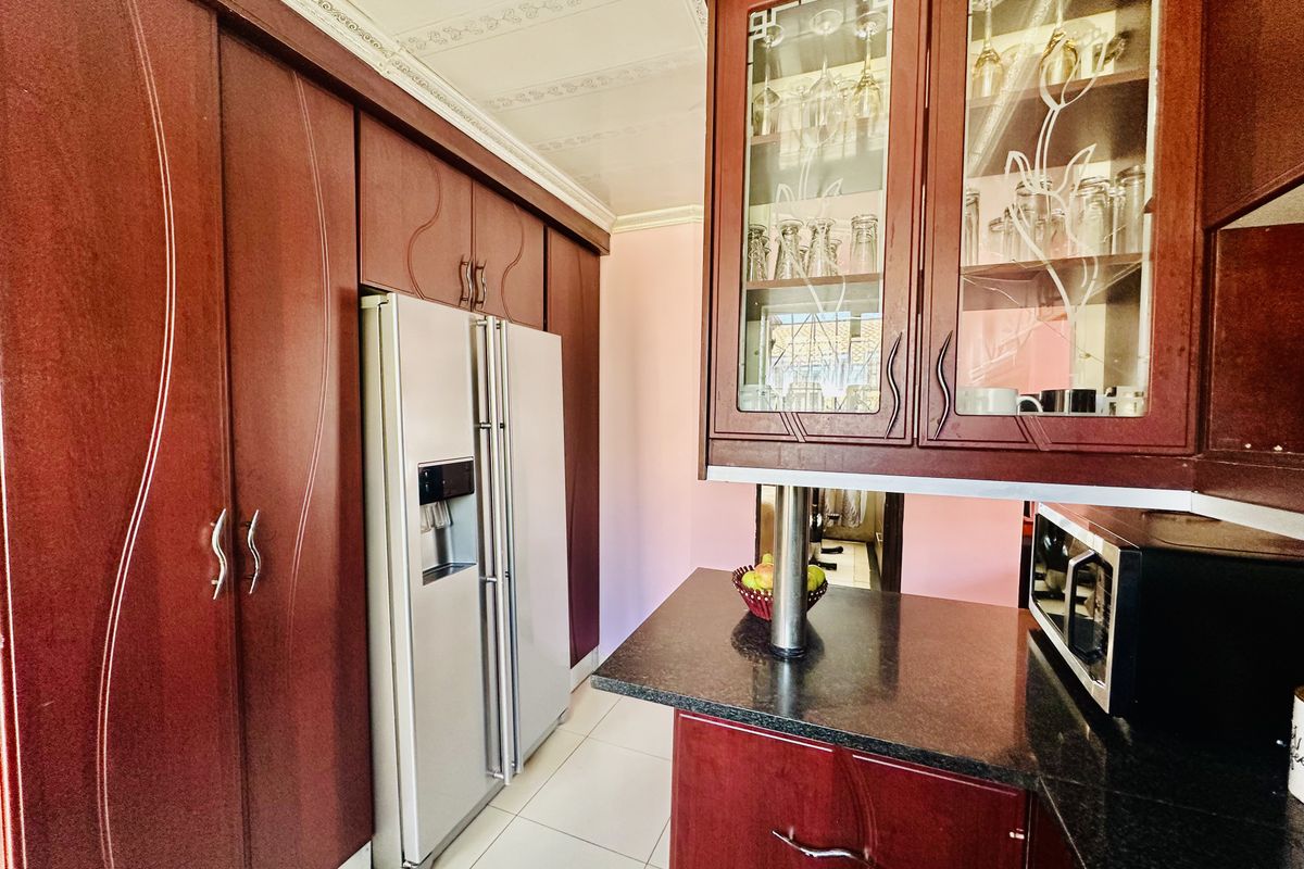 Comfortable Family Living in Leachville Ext 3, Brakpan - Photo 5