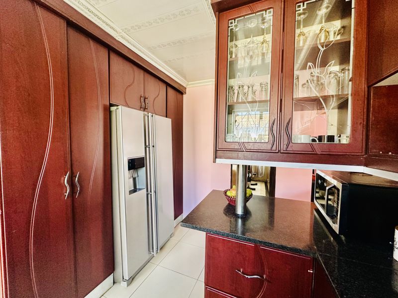 Comfortable Family Living in Leachville Ext 3, Brakpan - Photo 5